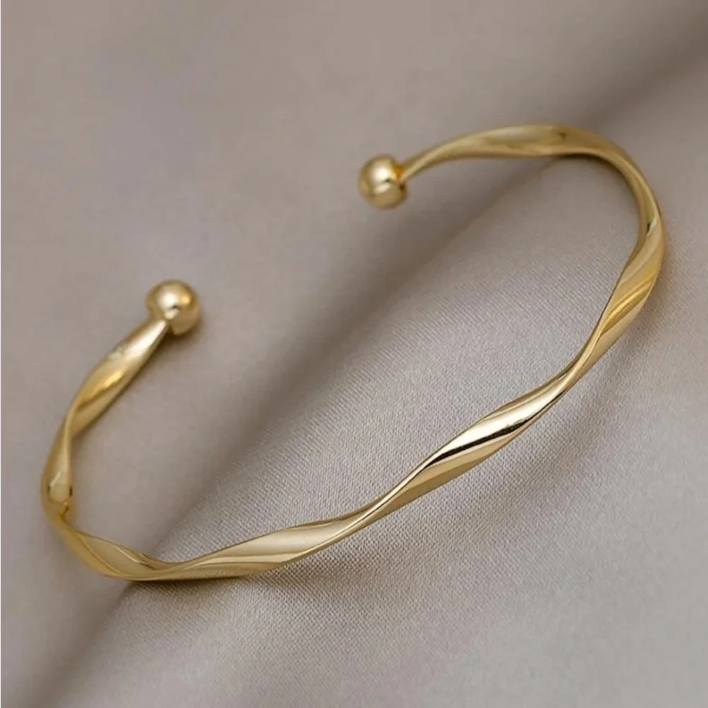 18k Gold tone ✨ gorgeous bracelet